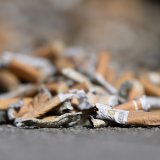 Les mégots de cigarettes jetés négligemment sur les aires de jeux représentent un grand danger pour les enfants (image symbolique)